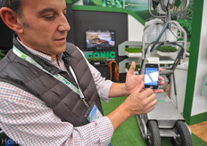 Joan showing that he reads the HortiDaily newsletter on his mobile phone.