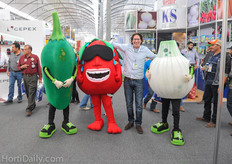 Editor Boy De Nijs, HortiDaily.com together with some vegetables from De Ruiter.