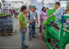 Tim Larsson showing the Ellepot machine to the Mexican growers. An interview with them will follow on HortiDaily.com.