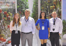 There are quite a few Turkish growers who buy pure CO2, hence Linde was also present at the show. From left to right; Busra, Omer,Bahar and Senem.