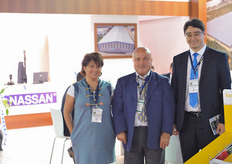 Mrs and Mr Nalbant together with Ruslan Niyzov of Nassan Greenhouses. Click here for an article about Nassan : http://www.hortidaily.com/article/1078/turkey-nassan-greenhouses-builds-18.5-hectare-for-surel