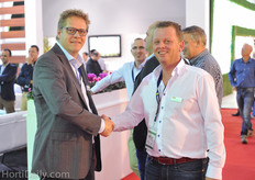 Sjaak Bakker of Flier Systems and Chris van der Wel of Van der Knaap - Antalya Substrat announced a strategic partnership. Antalya substrat is the new agent for Flier in Turkey; they will have direct contact with the end users. Thanks to the extensive customer relations of Antalya Substrate with many young plant growers, Flier will be able to help their existing and new customers with better services.