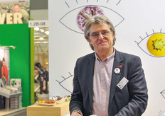 "Yvo Lens of Gautier Seed with Carpenter; "Carpenter is a tomato on the vine that has all of the features a grower can find in the common offers from the competition, but there are a few things extra; a terrific taste and remarkable presentation and shelve life. These are two things that usually do not go together with a production of more then 70 kilograms per square meter, but with Gautier they do."