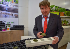 Matts-Erik Lindqvist from Hatec with the Slit pot from Desch Plantpack and the gutter of Hatec.