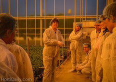 Ineke van Meggelen from GreenQ explained the international growers how Lisianthus are cultivated. She told about the features and habits of the flower and the techniques that are used to create an optimal environment.