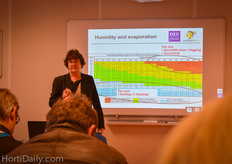 Ineke van Meggelen from GreenQ gave a presentation about the habits of a tomato plant and the ideal circumstances for the plant to grow in. With this slide, she explained the consequences of humidity and temperature on the evaporation of the plant.