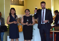 A thank you for his colleagues of the embassy, with Frank de Laat