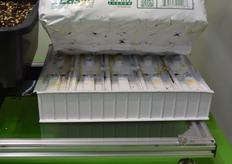"Plantlogic's Israel Holby presented a new PLE system to collect drainage water. "It's low-cost and easy to apply thanks to the gutter underneath the substrate", he showed. "For growers it means a further step to better the control on the crop."