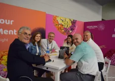 Nice and busy around the table of Gediflora, Rene den Hoed, Elian Pieters, Bernard Chodyla and Isaura Voet. Gediflora is a global player in the breeding and propagation of ball shaped chrysanthemum, for example the Arluno is available in many colors and is good for in and outside.