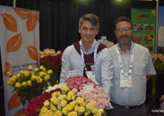United Selections' Jelle Posthumus and Konst Alstroemeria's Rodrigo Rolon. Presenting their new sprays to the US market, some of them are Golden Blossoms, Passion Blossoms, Flamingo Blossoms. In standard the new yellow Rise & Shine is getting a lot of attention