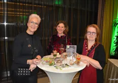 Ellen Kraaijenbrink and Heleen Pompen with VitroPlus, and in the middle Audrey Timm with AIPH