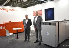 Wolfgang Planatscher and Davide Burrato of Viessmann presenting their nee cogenerator, which has a high efficiency.