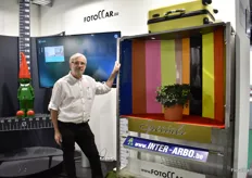Pierre Demesmaker of FotoCCar presenting a new innovation; special color spectrum and forklift assist -->