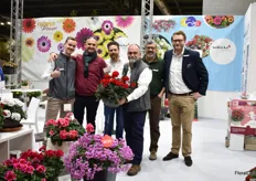 Team of Selecta one presenting Tumbao. Striking about this pelargonium is the contrast of red flowers and dark leaves and that it survives in hot climate, like Italy. The variety is becoming increasingly more popular and more and more people start to know it by name, like Pink Kisses.