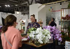 At FleuraMetz, there is a lot of interest for the creations that are being made at the booth by a designer. 