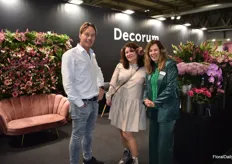 Jaap Moerman van Moerman Lilies and Warja Abrosimova of Dekker Chrysanten and Joan Petermeijer of Decorum. At the show, they were showing the Italian florist their assortment of flowers. Also for flowers, the brand Decorum is becoming increasingly more known in Italy.