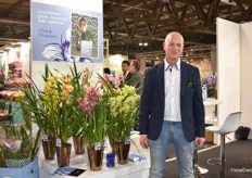 Marcel Scholte of Scholte Orchideeën, preventing his cymbidium. Italy is his main market and the season runs from August till the end of March. So far, the season has been pleasing.