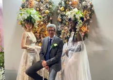 Filippo Faccioli (Myplant) with two models with flower arrangement 'heads'