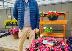 Phil Brennessel from Express with new Sunpatiens Red Candy of Sakata.