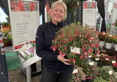 Kat Wolper (Area Manager Northeast & Southeast) shows there the very early flowering Fuchsia Bella Evita, this exciting red and white bloom, is a very quick and early variety. Which needs little to no PGR, so an economical crop for the grower.