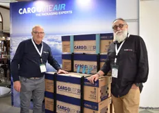 John Kowarsky and Amnin Zamir of Cargolite presenting their new seafreigt packaging. See the top carton with cardboard frame. See here to learn more about Cargolite in this FLoralDaily article: https://www.floraldaily.com/article/9532055/cargolite-is-more-than-just-another-carton-it-s-a-new-packaging-concept/ 