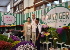Anat Moshes, Shmulik Ben Harush and Esther Kanyeria of Danziger. In Kenya, the leading products of this Israeli breeder are still gypsophila Xlence, limonium series Safora and Green Dragon. And of course they brought their Senti series of roses (in the back of the picture). And what about new varieties? limonium Enchante and a green a new filler were being presented for the first time. And they see a comeback of the asters as demand is increasing.
