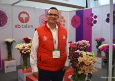 Raul Leal of SB Talee, this Colombian carnation breeder parenting many of its varieties. One of their varieties that is a new introduction is Canela, with a trendy color, Terra (on the right in the picture)