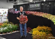 Chuck Pavlich of Terra Nova Nurseries with Heuchera Peach Smoothy, this variety has a very dense crown, very strong and virtuous, thrives in full sun, has white and pink flowers and very think leatherly leaves. It is hardy from zones 4 to 9.