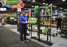Joe Parente of A-Roo with the multi carry pack of Voges. A-ROO is their North American distributor for over 25 years. “Growers are looking for solutions to send plants via e-commerce.” The one that Joe is holding is very popular, with the new stadium pot.