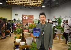 Shinya Kumazawa of CTi Living with the Flow Pot, made of recycled and ocean bounced plastic. In Indonesia people collect the plastic garbage and bring it to a special facility. “It helps for the environment and gives them work and educated people at the same time.”