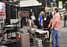 Steve Kuperus of Advantage Label and Packaging talking with a visitor about the Line Boss, an automatic labelling equipment .