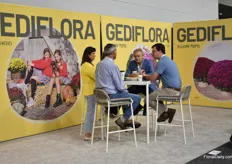 The team of Gediflora talking with visitors.