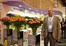 Daniel Velez of Suasuque. They presented a lot of new new varieties, Tangerine, Fashionista, and Martini are some of them. What’s again becoming more popular is white, even in the fall, he says. Most of their flowers go to Italy.