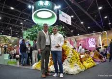 Kees Gram of Royal Van Zanten and Jose Manuel Henao of Capiro, a chrysanthemum farm that is big in shipping flowers by sea.  Nextt to them in the picture spray chrysanthemum Bonita Orange which which they won the first price at the SAF convention and second price at the Proflora.