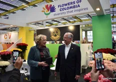Sylvie Mamias, Secretary General of Union Fleurs, handed out a recognition to Augusto Solano of Asocolflores for Asocolfores'outstanding contribution to the Colombian and international floriculture industry, its valued commitment to international cooperation, and its long-standing membership of Union Fleurs - International Flower Trade Association. And on top of that, they congratulate Asocolflores on their 50th anniversary.