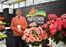 Diego Espinosa of Agrocoex next to Mandarin X Pression, one is their many nee varieties.
