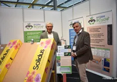 Jan Poesse and Jan Reijvaan of Hydro RCycle Pallet presenting a water-repellent pallet, "the only one in the world made from 94% waste-based paper".