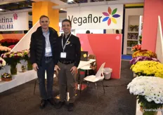 Miguel Vasquez and John Mario Bedoya of Vegaflor, presenting their chrysanthemums.