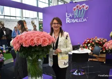 Maria Cristina Taverna of La Rosaleda standing next to Candy X Pression, a variety that is doing very well in the market. “It opens amazing!”