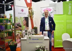 Marijn Bezemer of HilverdaKooij presents its plants at the booth of their agent, Wolfschmidt. On display, Kaylee – a new concept of a scented pot carnation. According to Bezemer, pot carnations are doing very well in Russia.