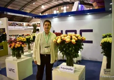 Edgar Orjuela of WAC presenting Aquarelle. A new long stem rose variety. "It is a productive variety with nice head size and foliage, not too many thorns and opens nicely. It has a vase life of 12-15 days."