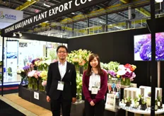 Hokutu Sasaki and Saki Shimizu of Toyoake Kaki presenting the Japanes flowers.