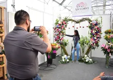 Pictures being taken of the heart-shaped arch of Asflorvi.