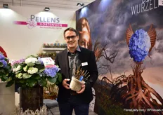 Andreas Pellens of Pellens Hortensien presents the roots of their hydrangeas with this transperant pot.