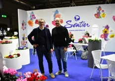 Romano Contessotto and Dott Andrea Persona of Sentier. This Italian young plant grower and breeder. Cyclamen is their main production and they are one of the biggest producers of cycpamen in Italy. One of the products that they are presenting is Star Fever, a new prim rose of Germen breeder Hethor. Another is Djix cyclamen of Schoneveld.