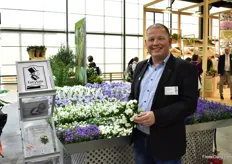 Claes Bastrup of Gartneriet PKM presenting their new own bred white campanula Like Mee – a variety with bigger flowers, something Italians are fond of, and a lot of buds. Italy is obne of their most important countries they export to.
