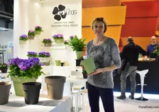 Elena Erba of Erba. This Italian pot and container manufacturer sells their prodcuts to growers, home designers and garden centers. The products she is presenting is the pot + bottom concept for growers and garden centers.
