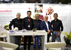 The team of FleuraMetz together with Huub Snijders of de Ruiter, of which their varieties decorated the booth of FleuraMetz.