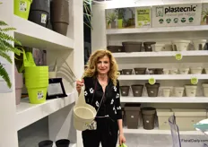 Silvia Rossi of Plastecnic presenting their “2019 Myplant and Garden novelties and innovations of the horticultural sector” awarded product; pot with multifunctional strap. This product received the first prize in the category pots and decoration items. “It is a versatile product that is able to answer the requests of the market by increasing the value of plants.”
