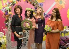 Lyana Odinokaja and Warja Abrosimova, the flower princesses of Dekker Chrysanten, together with two more princesses helping out welcoming visitors.
